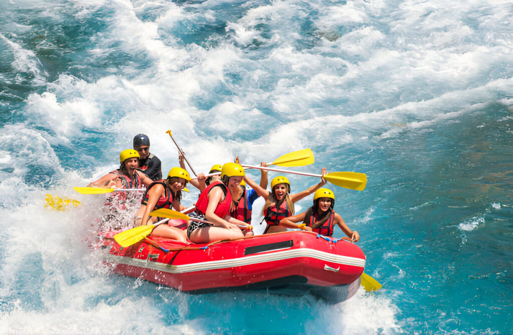 Atemberaubende Vjosa-Canyon-Landschaft während eines Rafting-Erlebnisses in Albanien