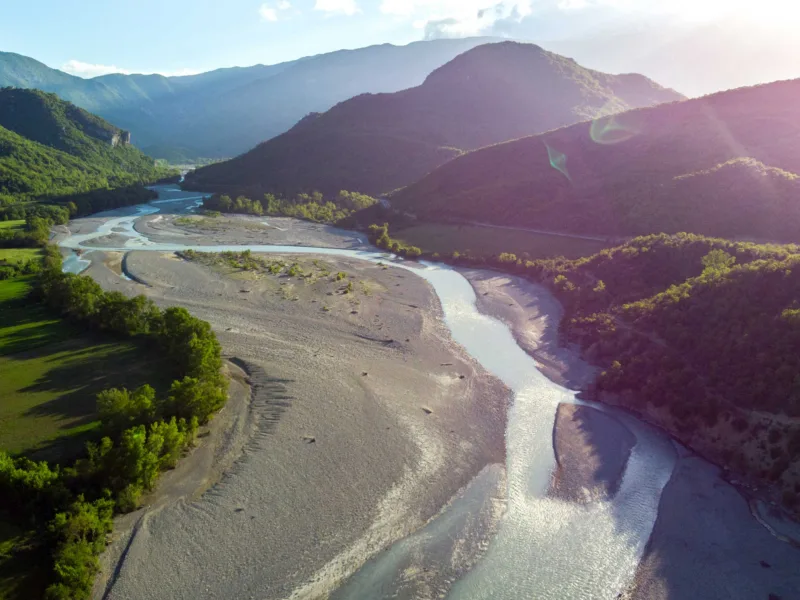 Pamje nga ajri e lumit Vjosa duke rrjedhur nëpër natyrën e paprekur shqiptare