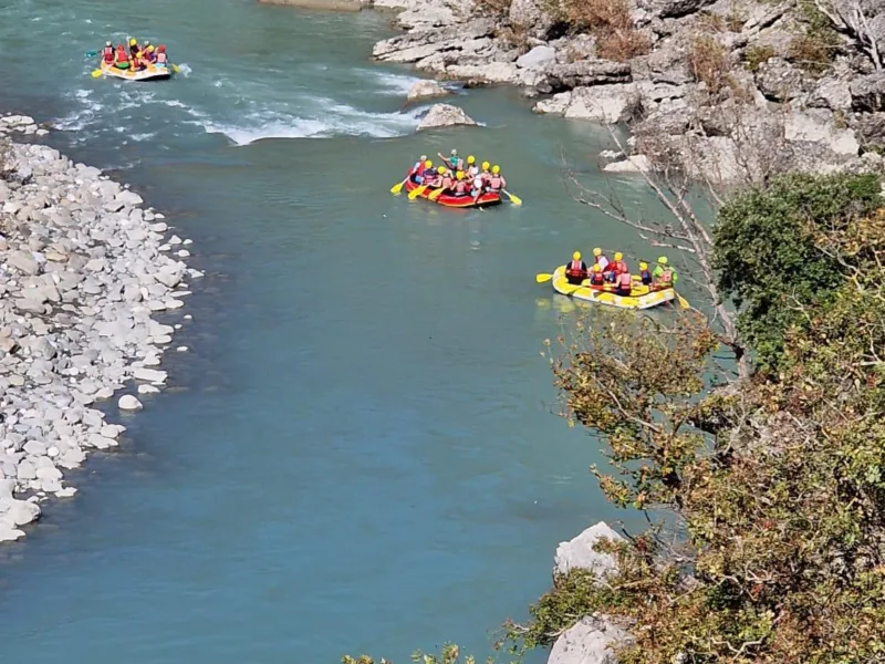 Pamje piktoreske e kanionit të lumit Vjosa gjatë një udhëtimi rafting në Përmet