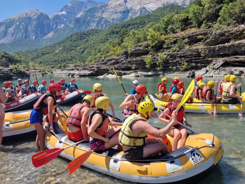 Siguria & Pajisjet e Raftingut — Vjosa Rafting Albania 1 Grup duke shijuar përvojën e raftingut në lumin Vjosa, në ujëra kristaline, Shqipëri