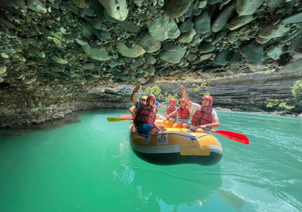 Rafting në Shqipëri në lumin Vjosa, lumi i fundit i egër i Evropës pranë Përmetit