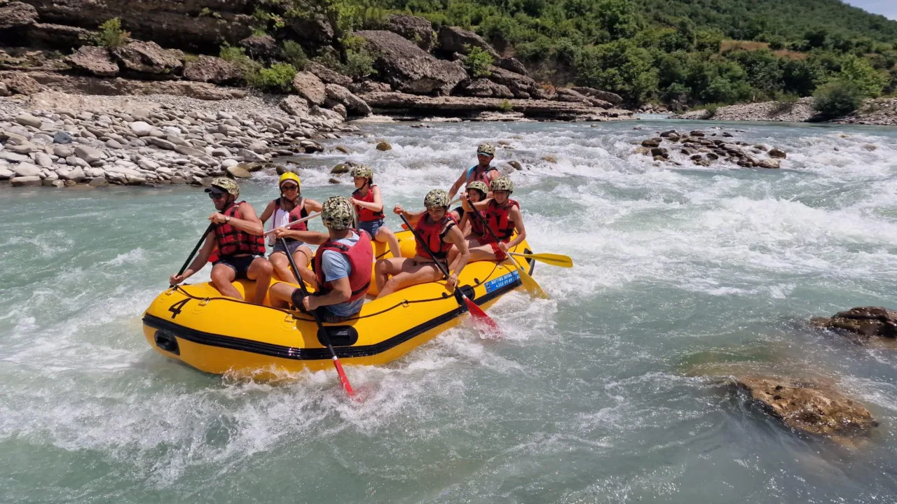 Galeria e Fotografive të Vjosa Rafting: Lumi, Rrëpirat dhe Kanioni 1 Aventurierë duke shijuar raftingun në lumin Vjosa, të rrethuar nga malet shqiptare