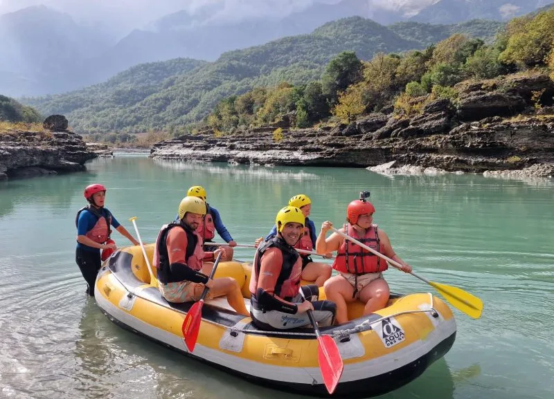 Aventurë raftingu në lumin Vjosa me mure mahnitëse kanioni pranë Përmetit