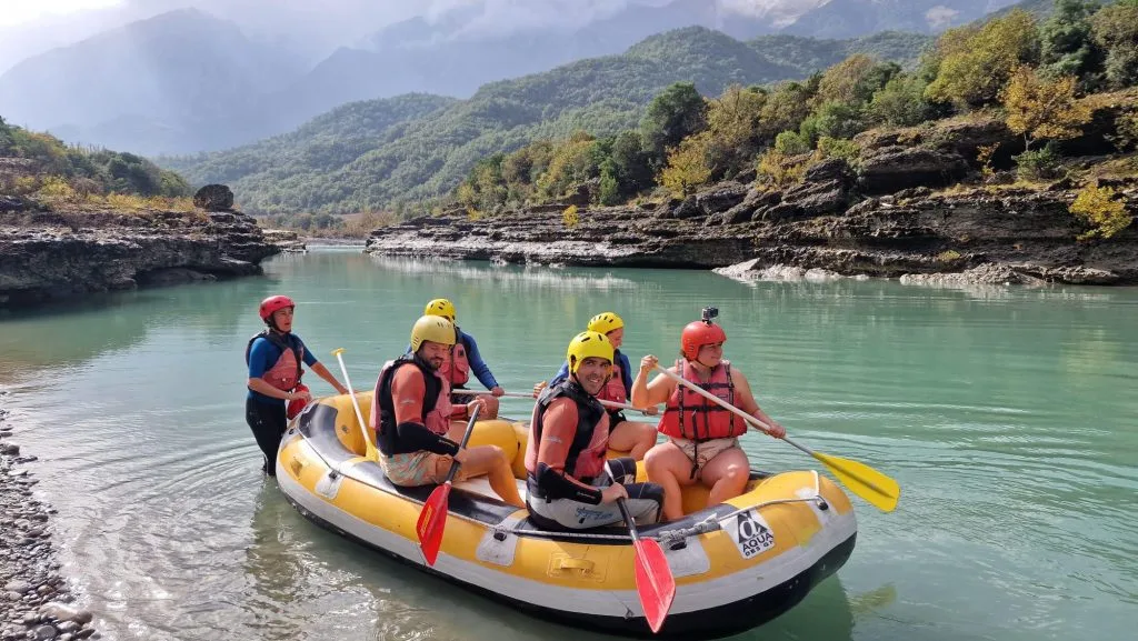 Aventurë raftingu në lumin Vjosa me mure mahnitëse kanioni pranë Përmetit