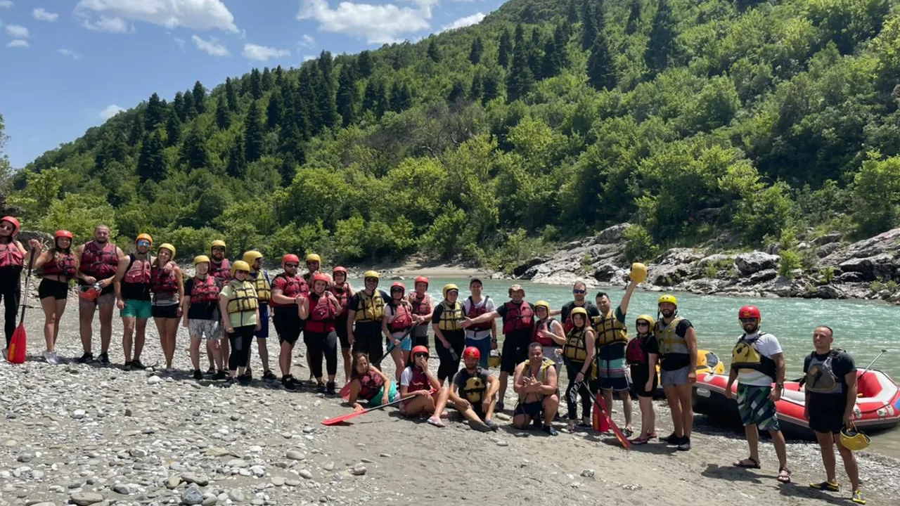 Rafting në Përmet në lumin e egër Vjosa me guida vendase eksperte