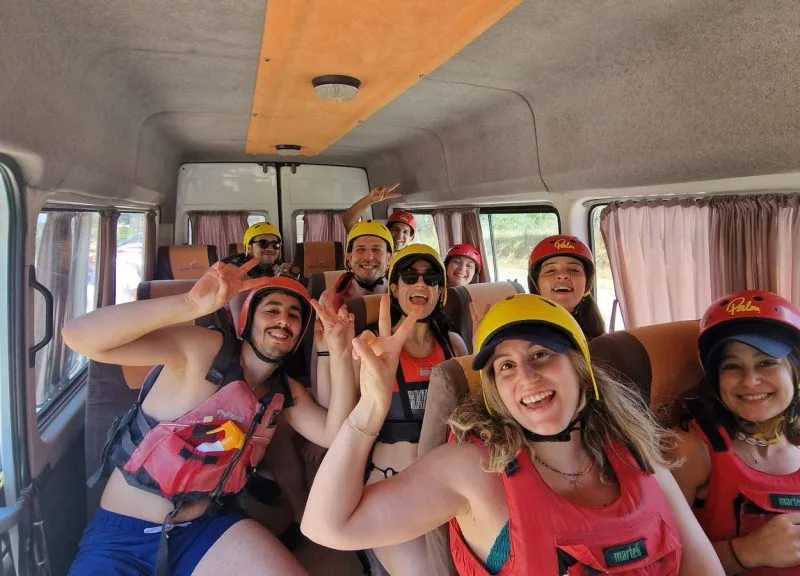Aventurë raftingu në lumin Vjosa përmes ujërave të bruzta të kanionit në Përmet, Shqipëri