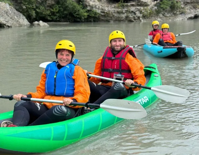 Galeria e Fotografive të Vjosa Rafting: Lumi, Rrëpirat dhe Kanioni 4 Guida e Vjosa Rafting duke përgatitur pajisjet e sigurisë për aventurën në lumë, në Përmet
