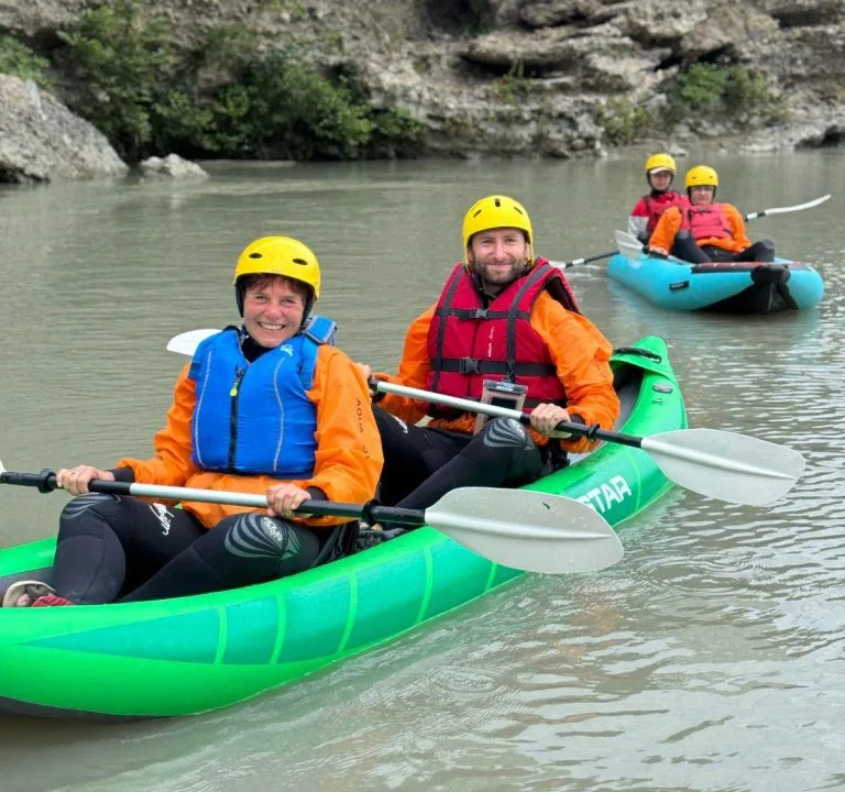 Guida e Vjosa Rafting duke përgatitur pajisjet e sigurisë për aventurën në lumë, në Përmet