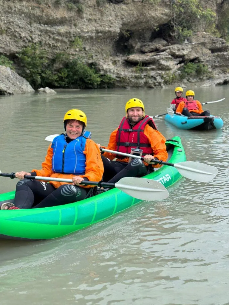Guida e Vjosa Rafting duke përgatitur pajisjet e sigurisë për aventurën në lumë, në Përmet
