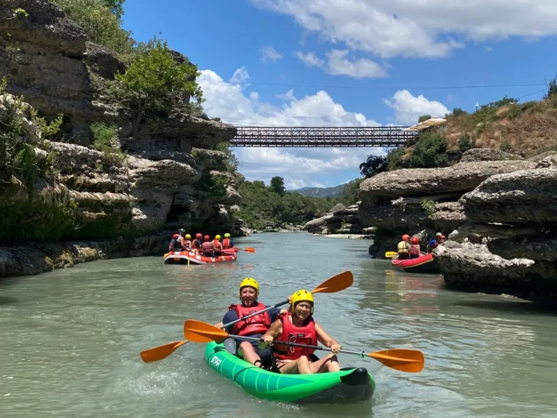 Galeria e Fotografive të Vjosa Rafting: Lumi, Rrëpirat dhe Kanioni 3 Moment emocionues raftingu në ujëra të bardha në lumin Vjosa pranë Përmetit, Shqipëri