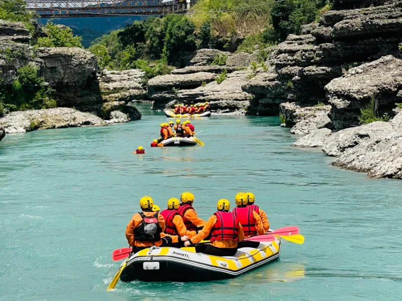 Galeria e Fotografive të Vjosa Rafting: Lumi, Rrëpirat dhe Kanioni 2 Grup raftingu në lumin Vjosa duke festuar pas përfundimit të aventurës në kanion