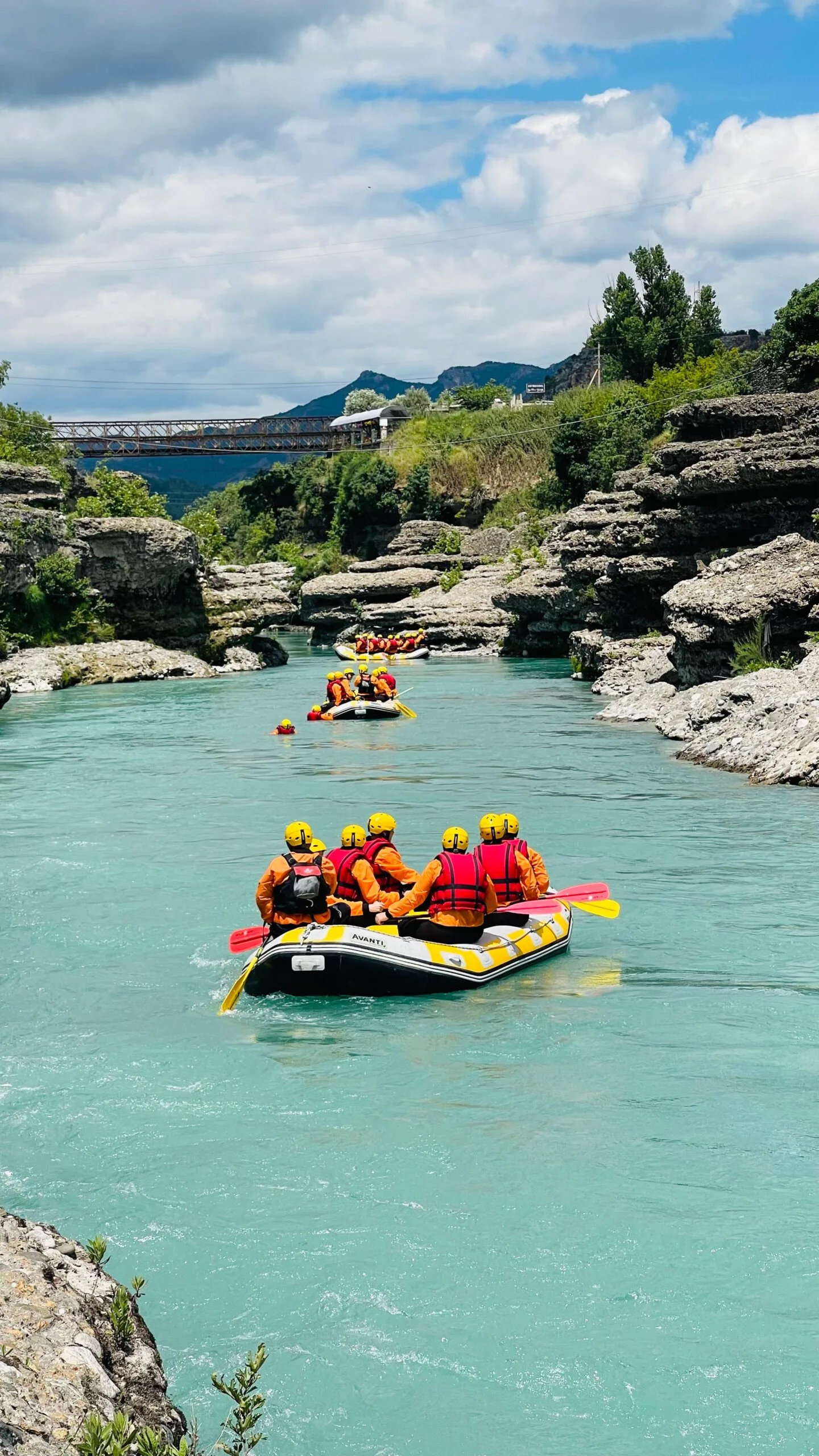 Grup raftingu në lumin Vjosa duke festuar pas përfundimit të aventurës në kanion