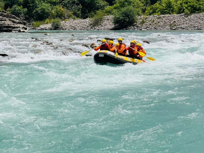 Ujërat e bukura bruz të lumit Vjosa gjatë një turi rafting në Përmet