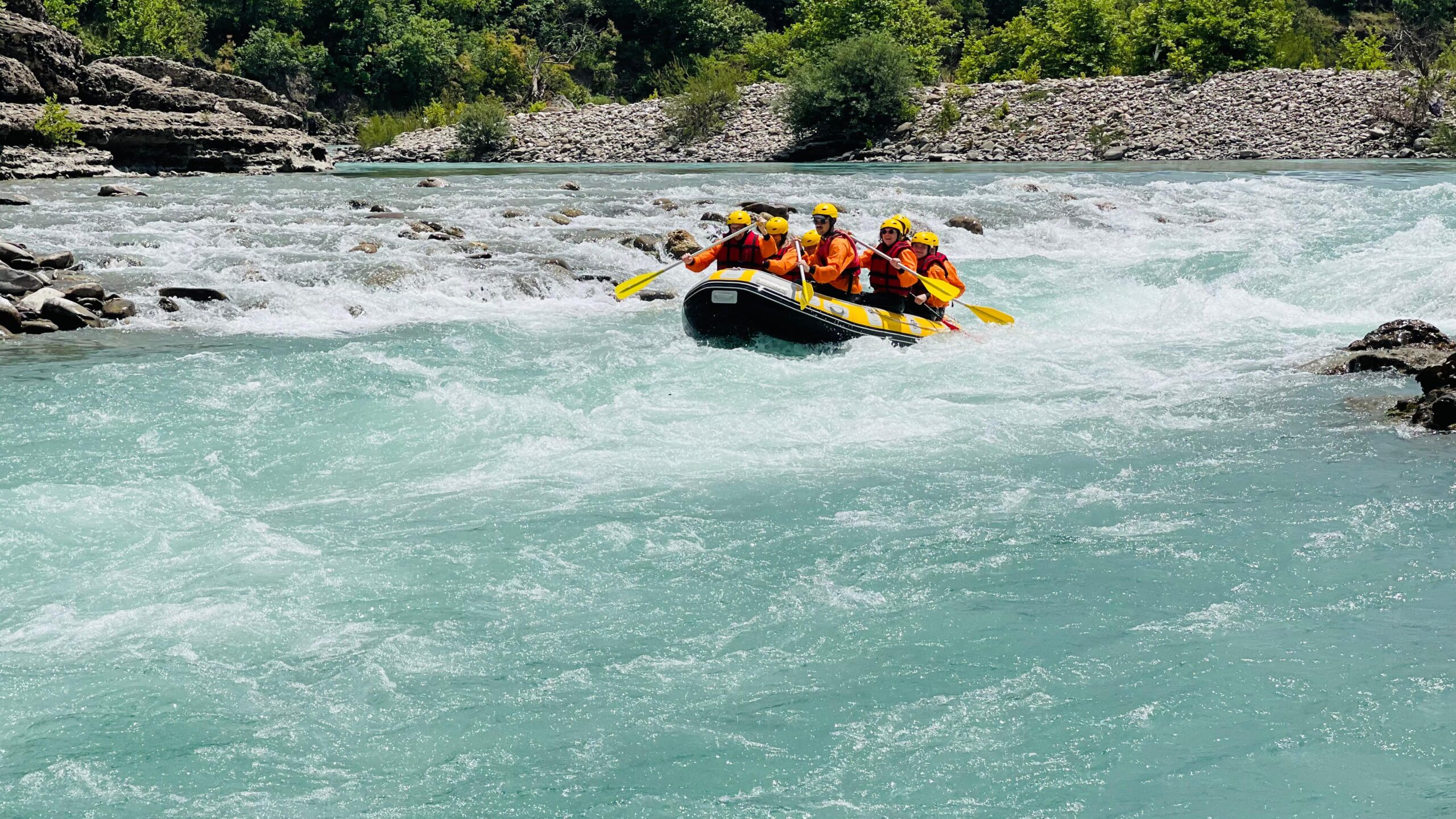 Splendide acque turchesi del fiume Vjosa durante un tour di rafting a Permet