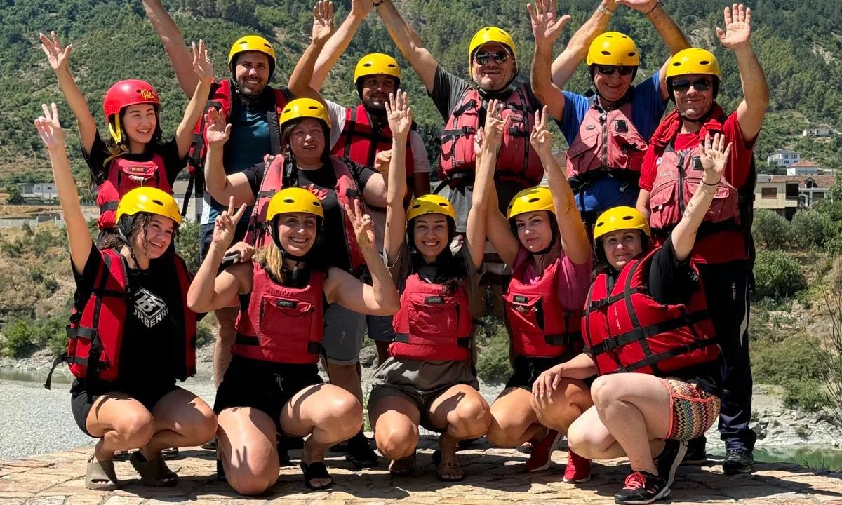 Grup raftingu në lumin Vjosa duke rremuar nëpër ujërat bruz në Përmet, Shqipëri
