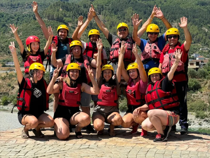 Rreth Vjosa Rafting Albania — guida vendase, lum i egër 1 Grup raftingu në lumin Vjosa duke rremuar nëpër ujërat bruz në Përmet, Shqipëri