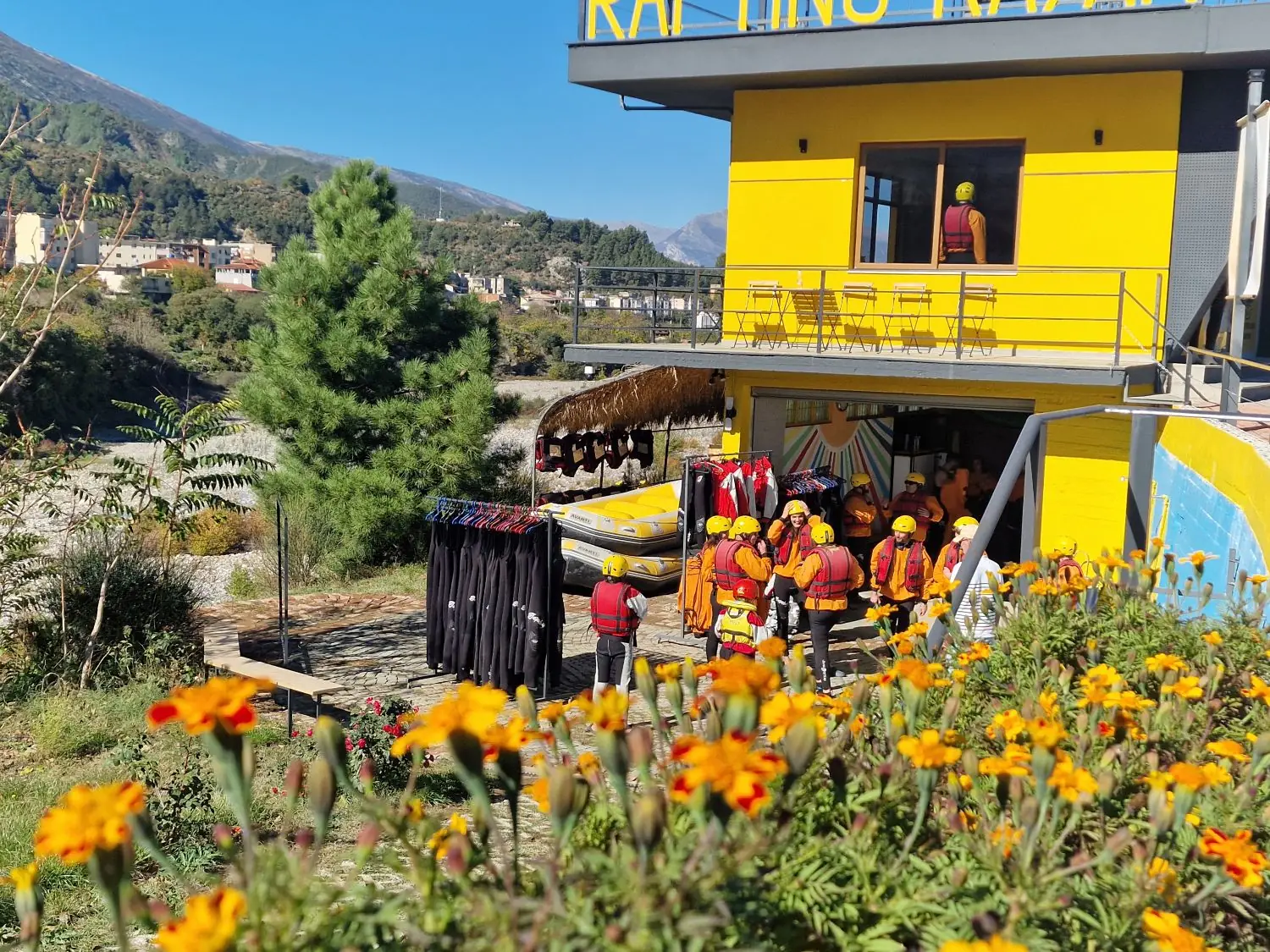 Përmet Reiseführer: Albaniens Slow-Food-Stadt an der Vjosa (2026) 1 Rafting-Zentrum in Përmet am Ufer der Vjosa