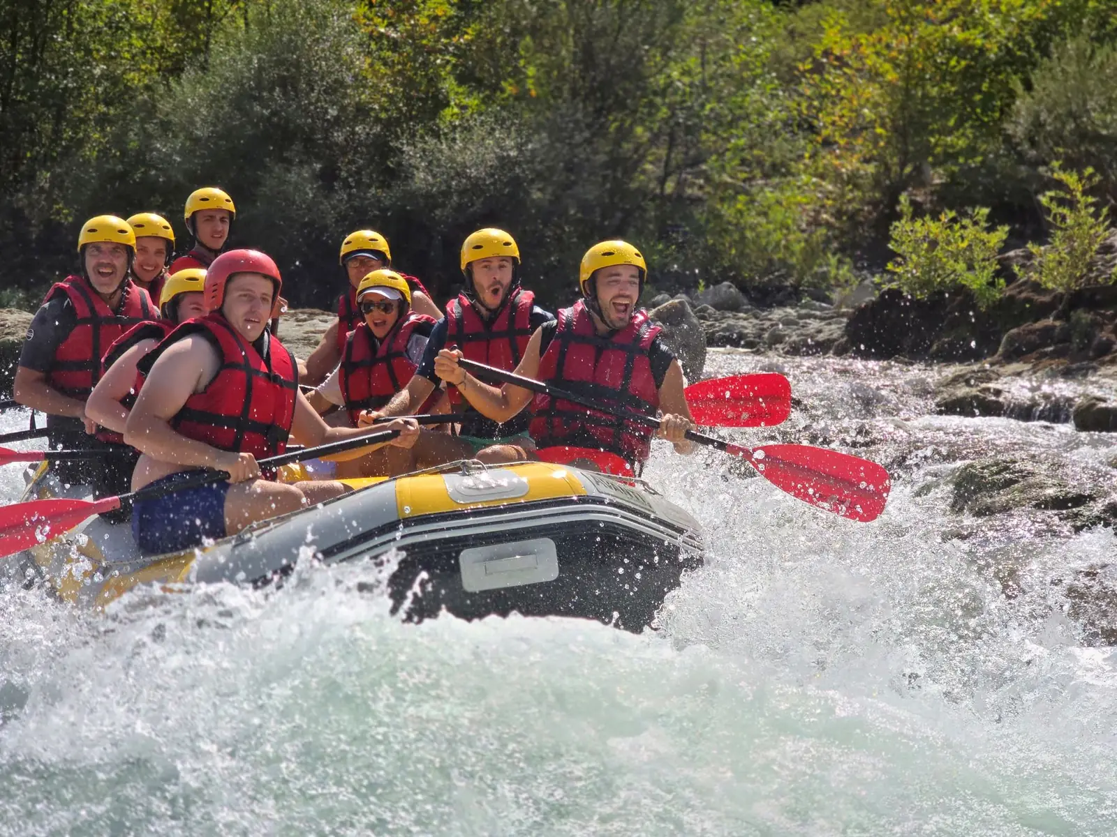 Rafter mit Helm und Schwimmweste auf der Vjosa