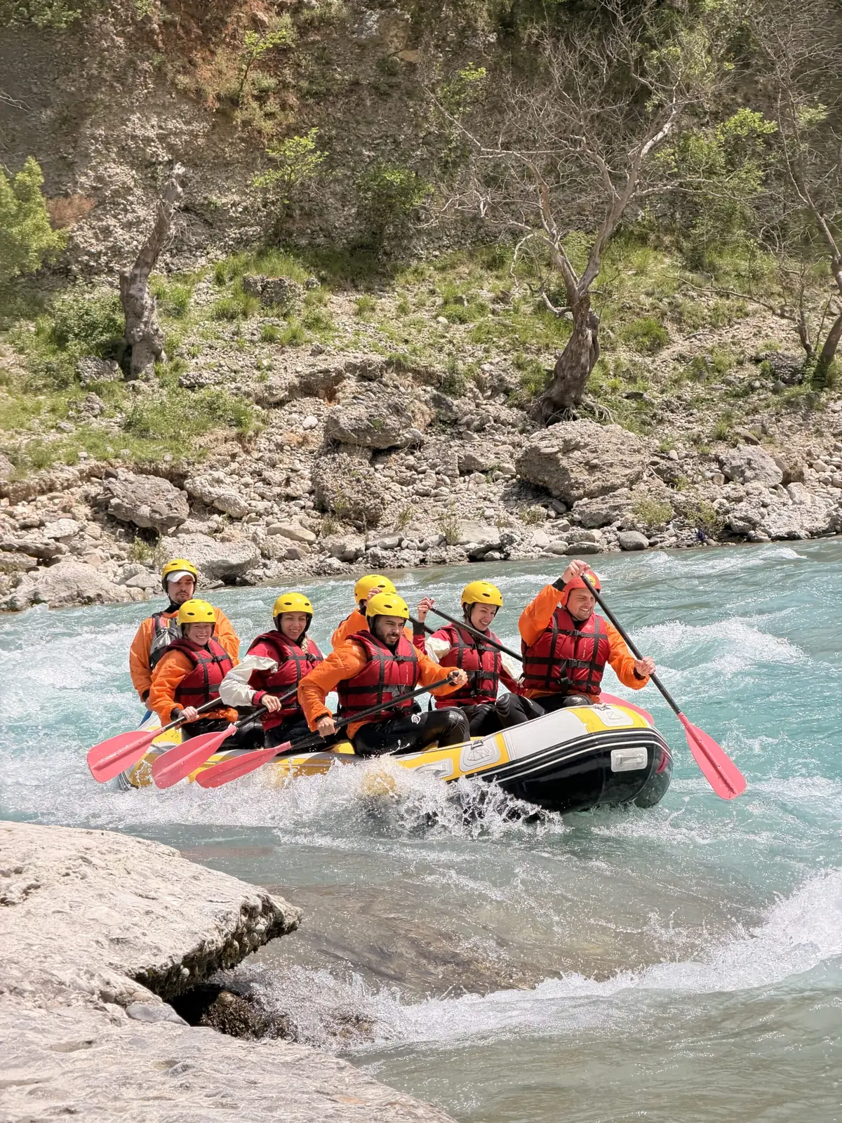 Groupe de rafting sur la Vjosa, dans le parc national de la rivière sauvage Vjosa