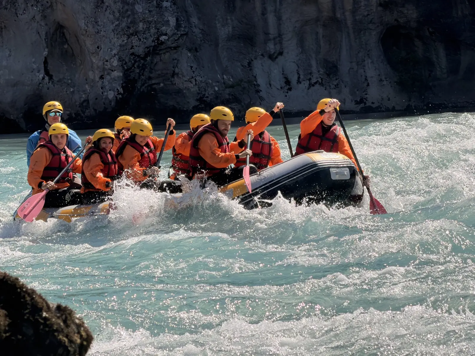 Rafting-Guides in kompletter Sicherheitsausrüstung auf der Vjosa, Albanien